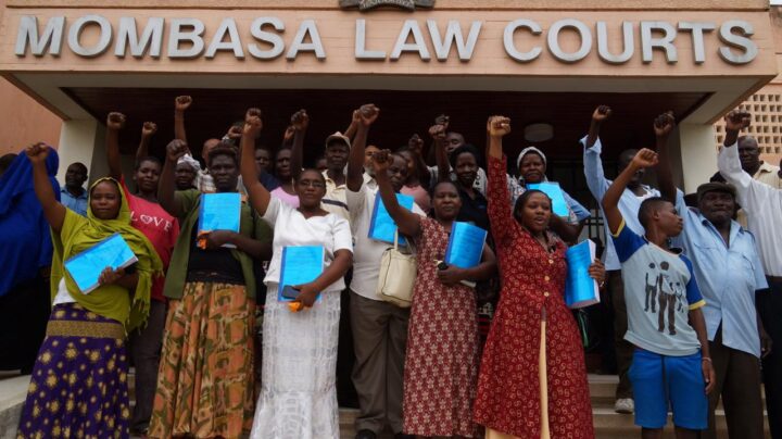 [:en]People stand in front of Mombasa law court their fists in air[:fi]Ihmisiä Mombasan oikeuslaitoksen edessä nyrkit ilmassa[:]